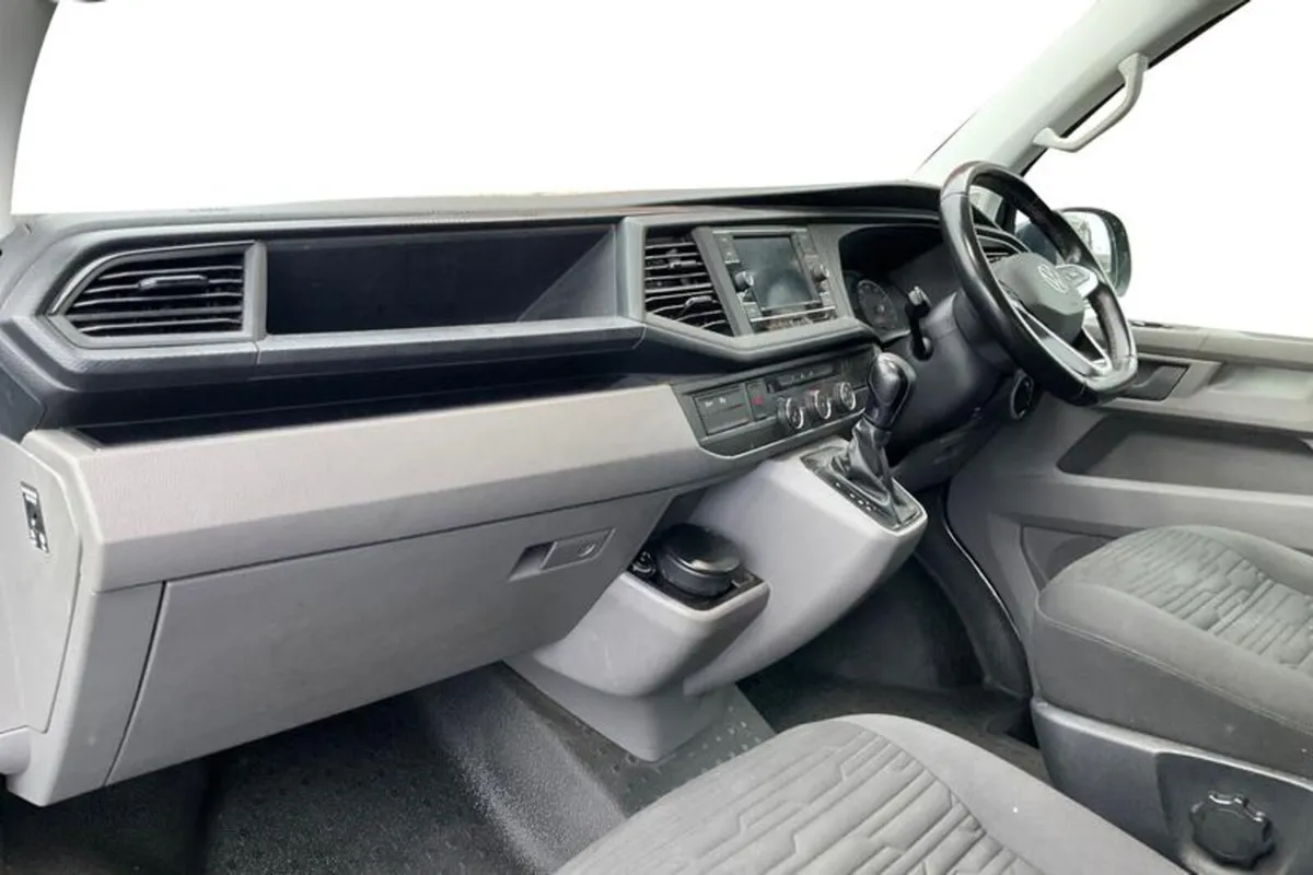 Volkswagen Transporter Shuttle SE - Image 3