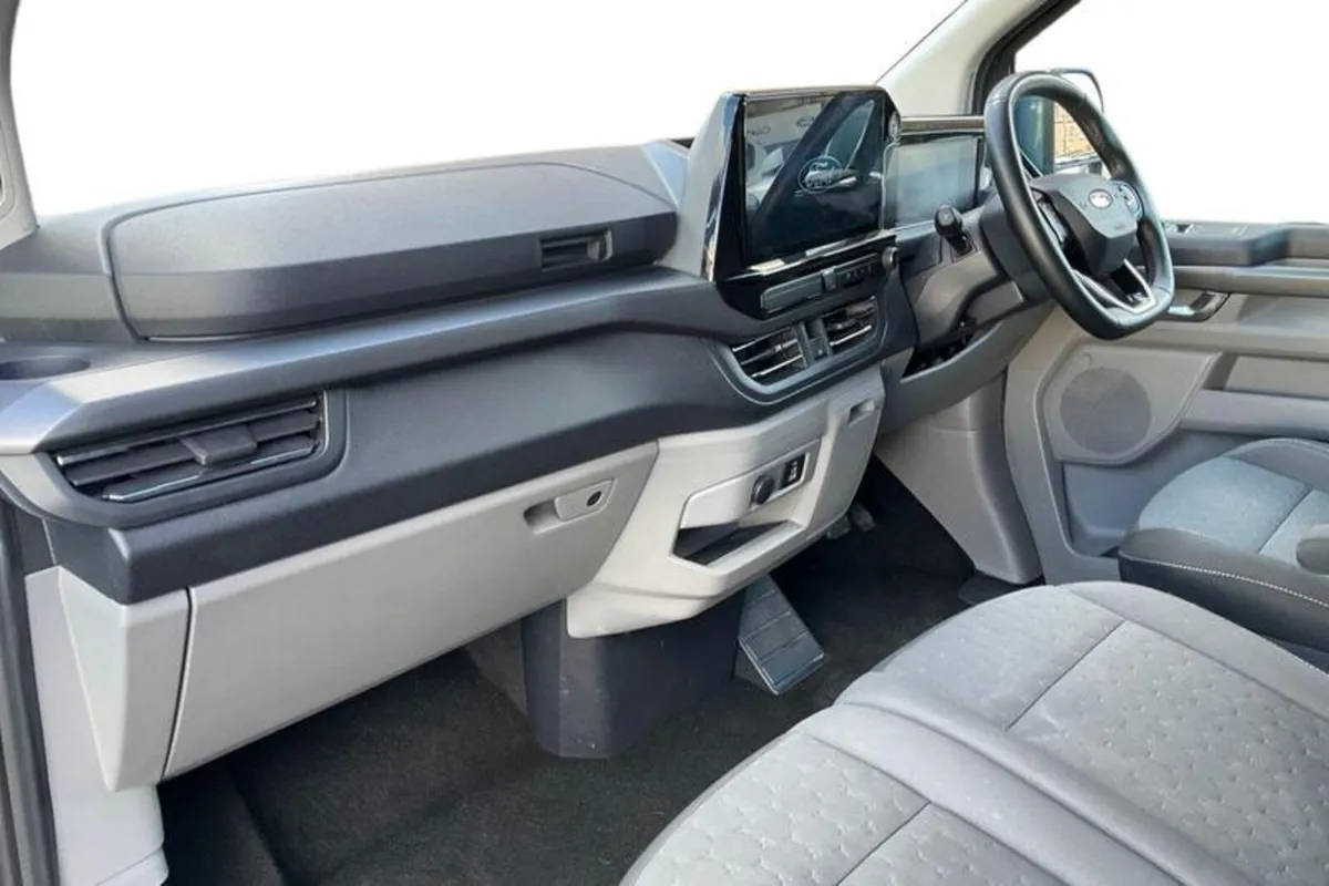 Ford Tourneo Custom TITANIUM - Image 3