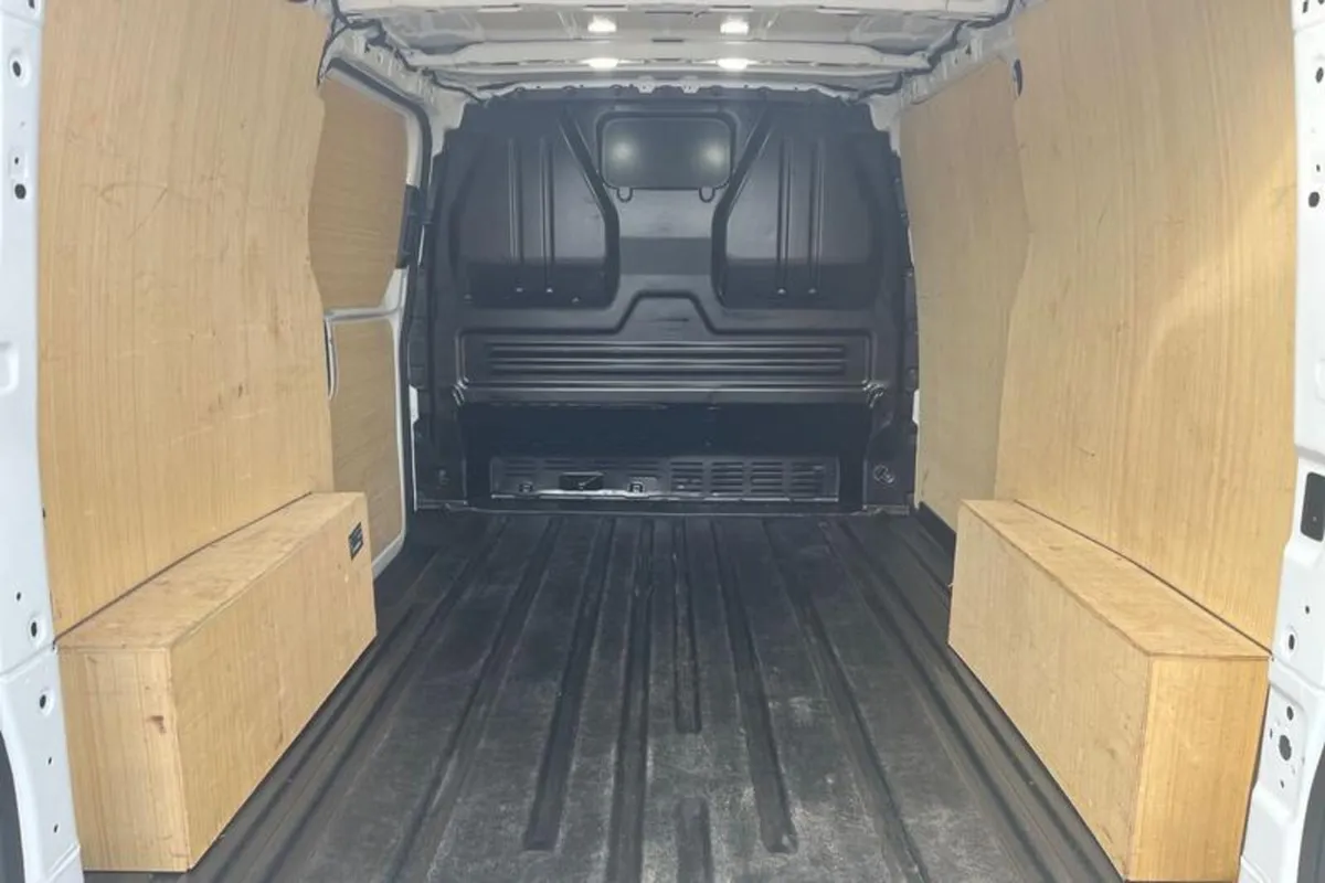 Ford Transit Custom LIMITED - Image 4