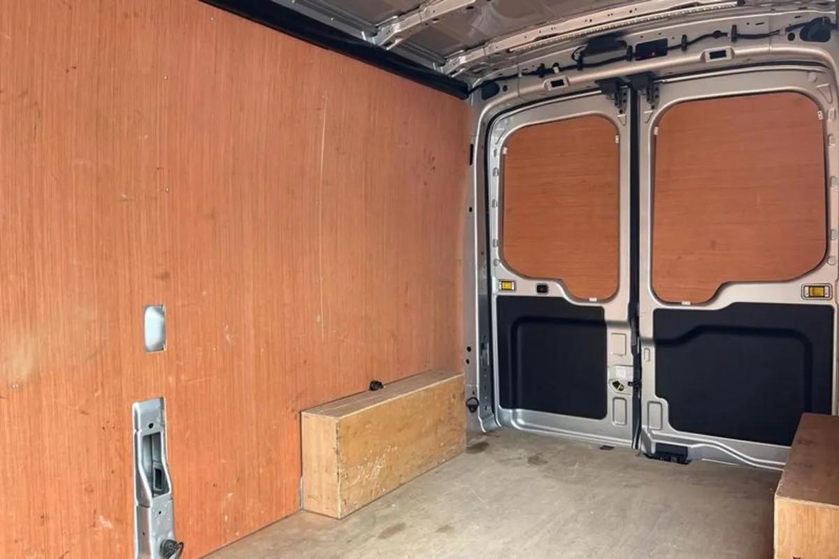 Ford Transit LIMITED - Image 4