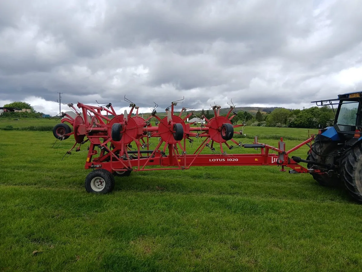 Lely Lotus 1020 Trailed 8 rotor tedder - Image 1