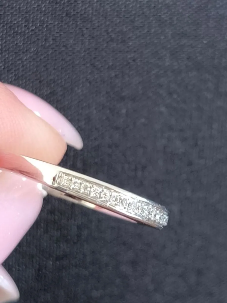 9ct white gold wedding/eternity ring - Image 4