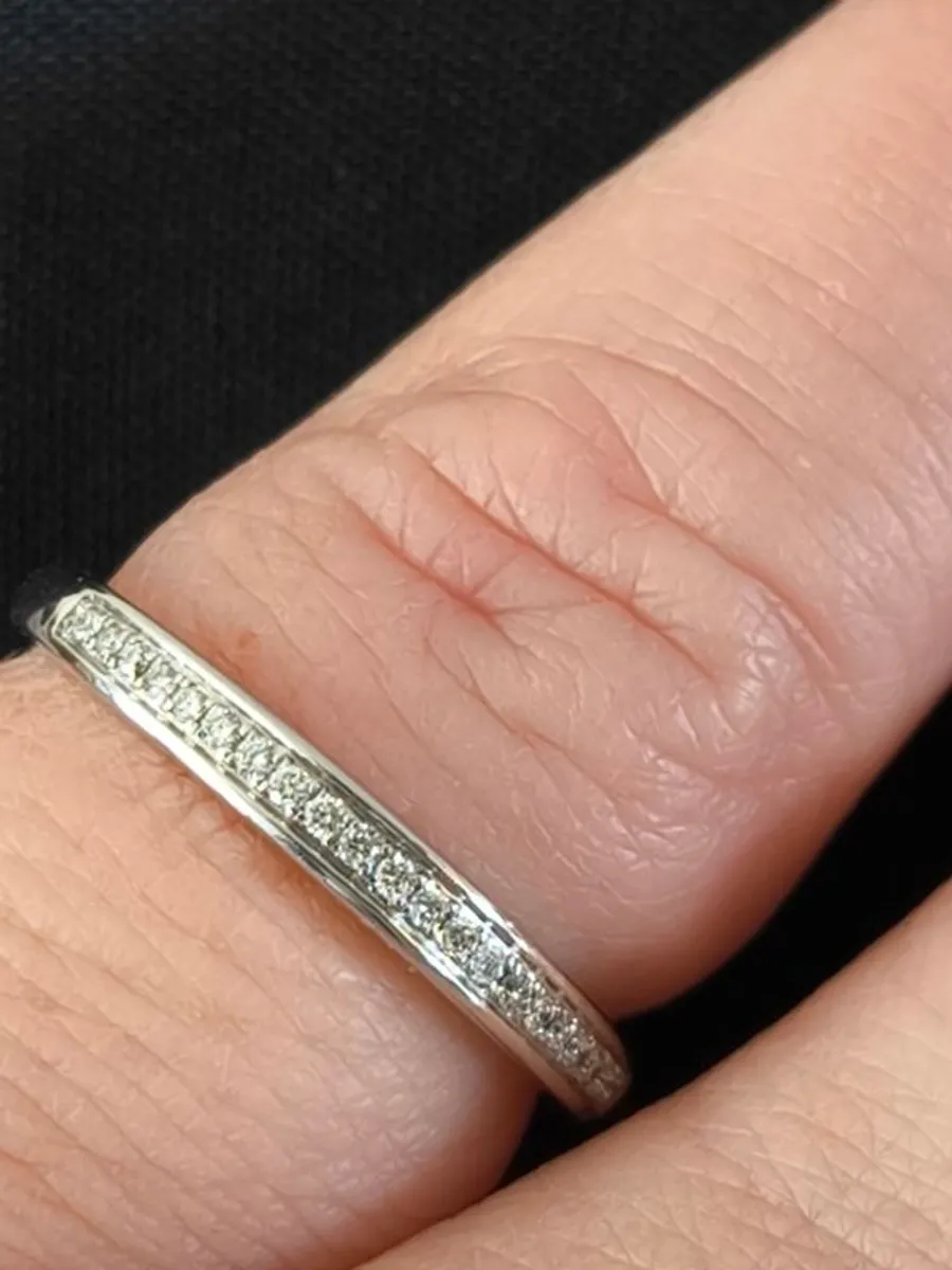 9ct white gold wedding/eternity ring - Image 1