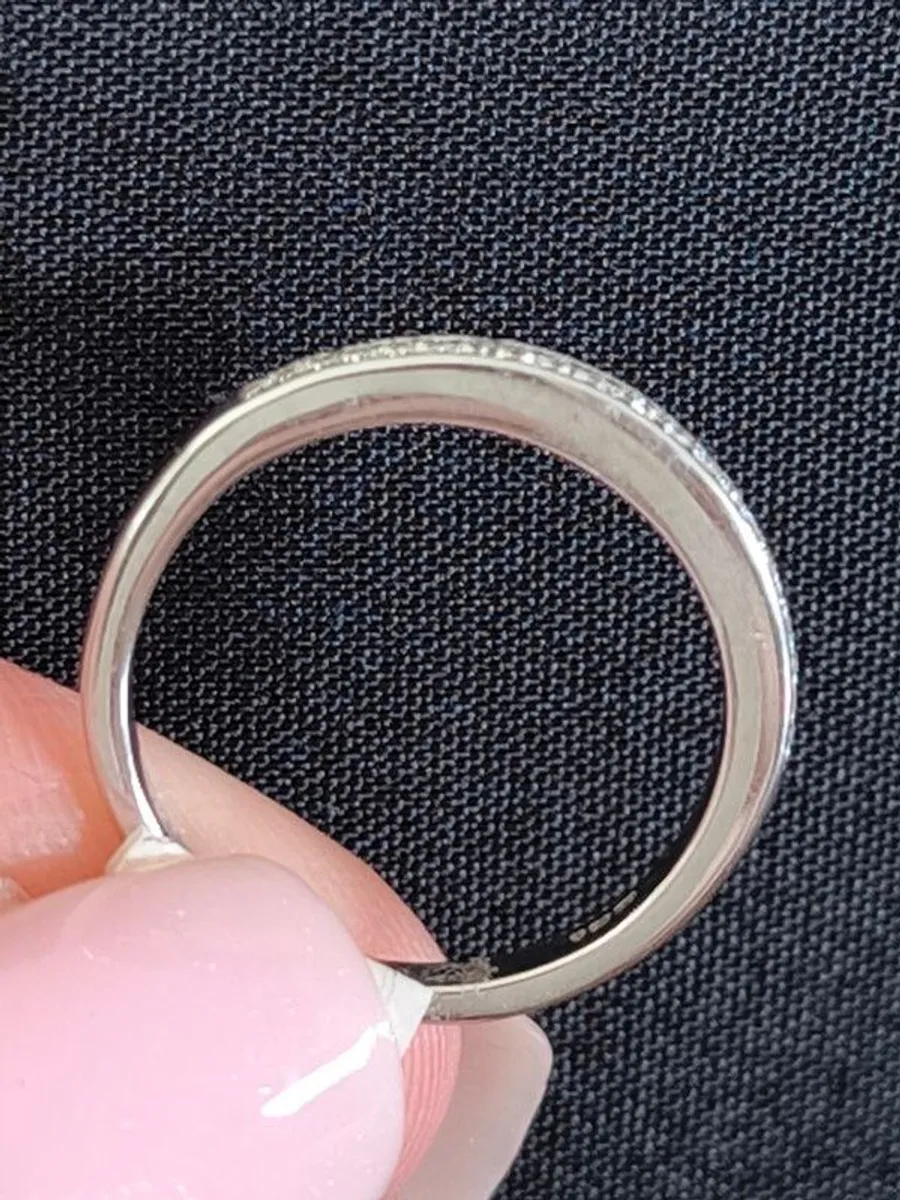 9ct white gold wedding/eternity ring - Image 2