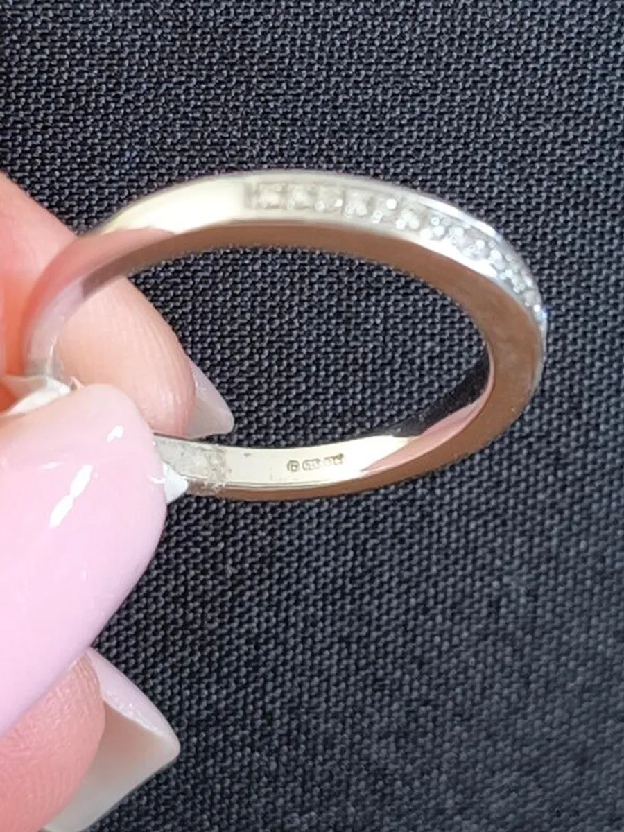 9ct white gold wedding/eternity ring - Image 3