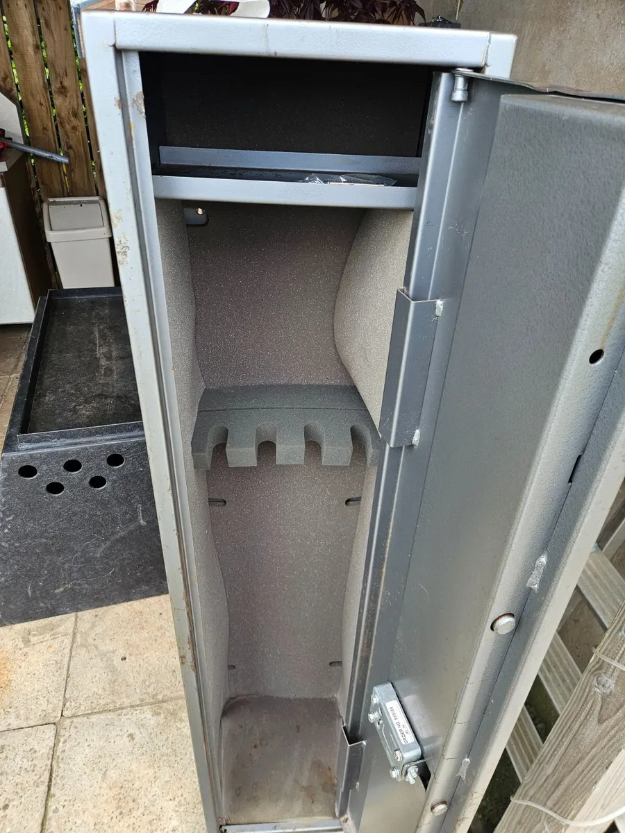 Gun cabinet - Image 2