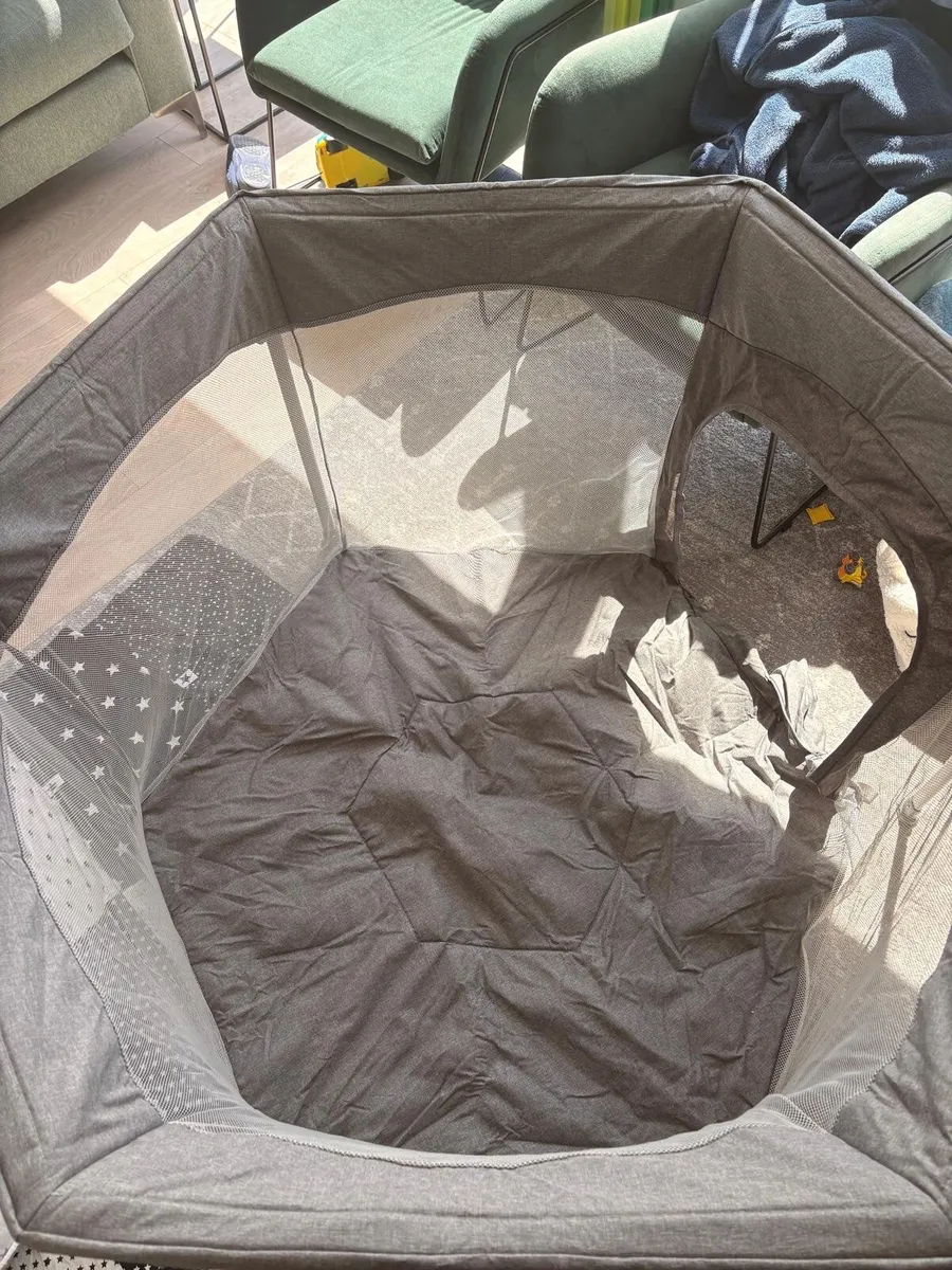 Miniuno Hexipen Folding Playpen – Great Condition - Image 2