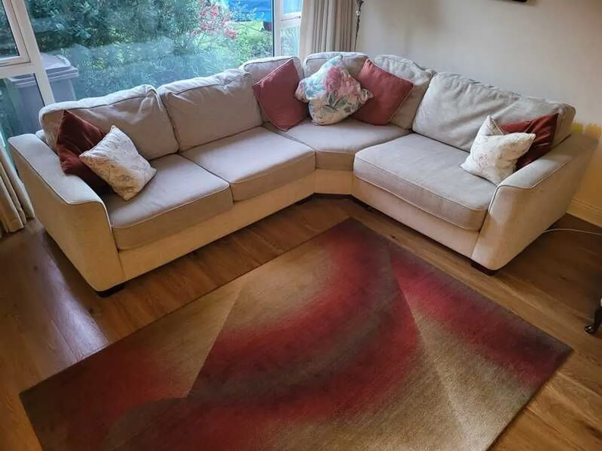 Corner couch - Image 1