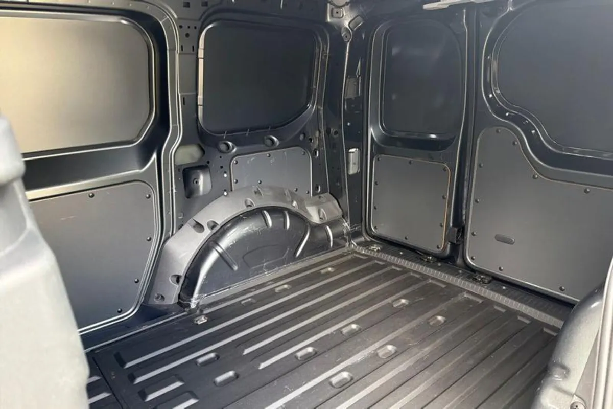 Ford Transit Connect LIMITED - Image 4