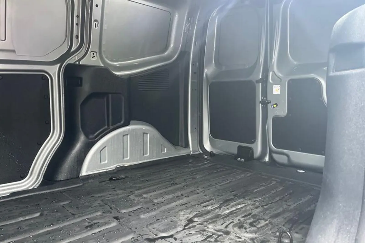 Ford Transit Courier LIMITED - Image 4