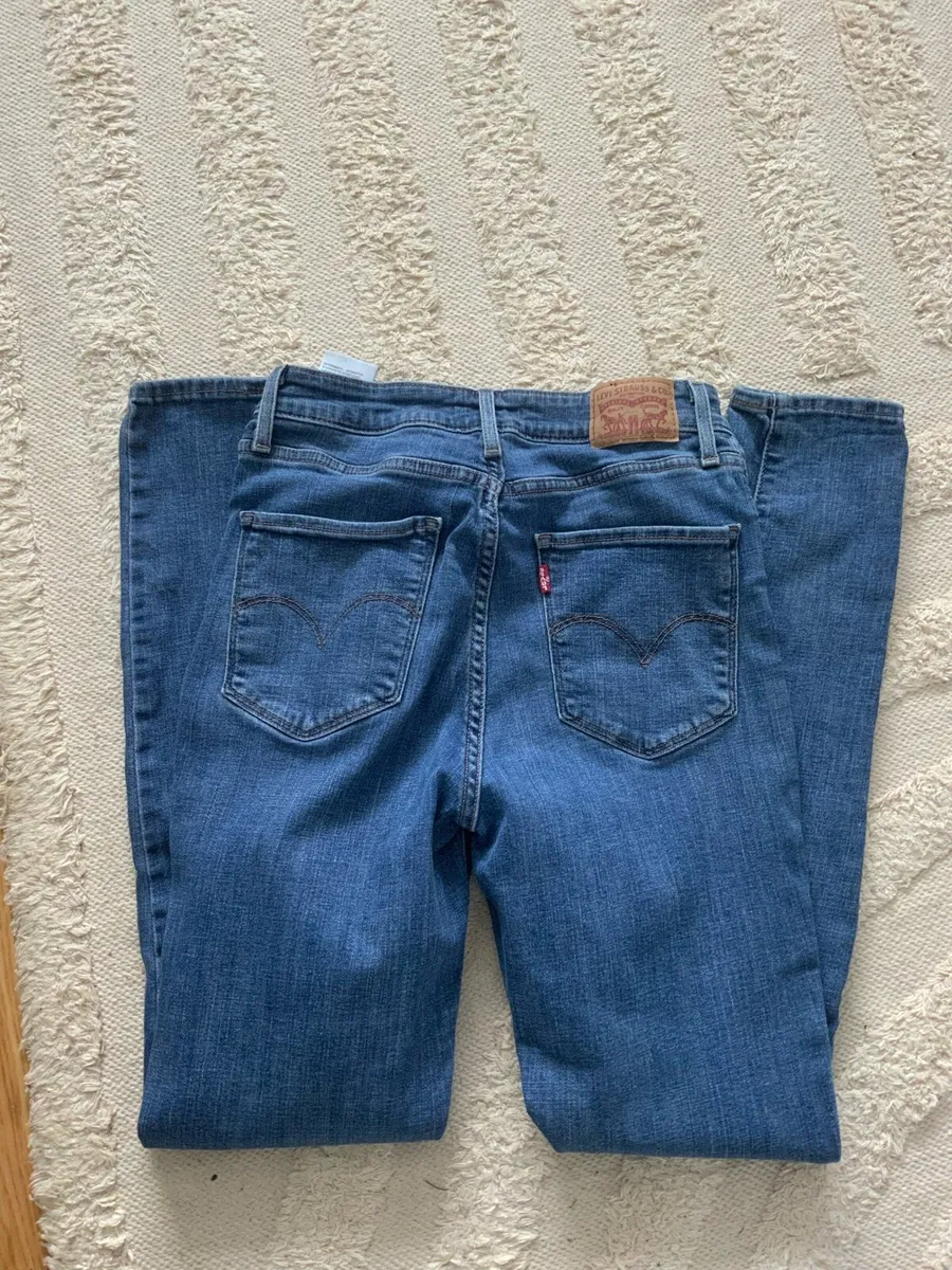 Women’s Levi jeans - Image 4