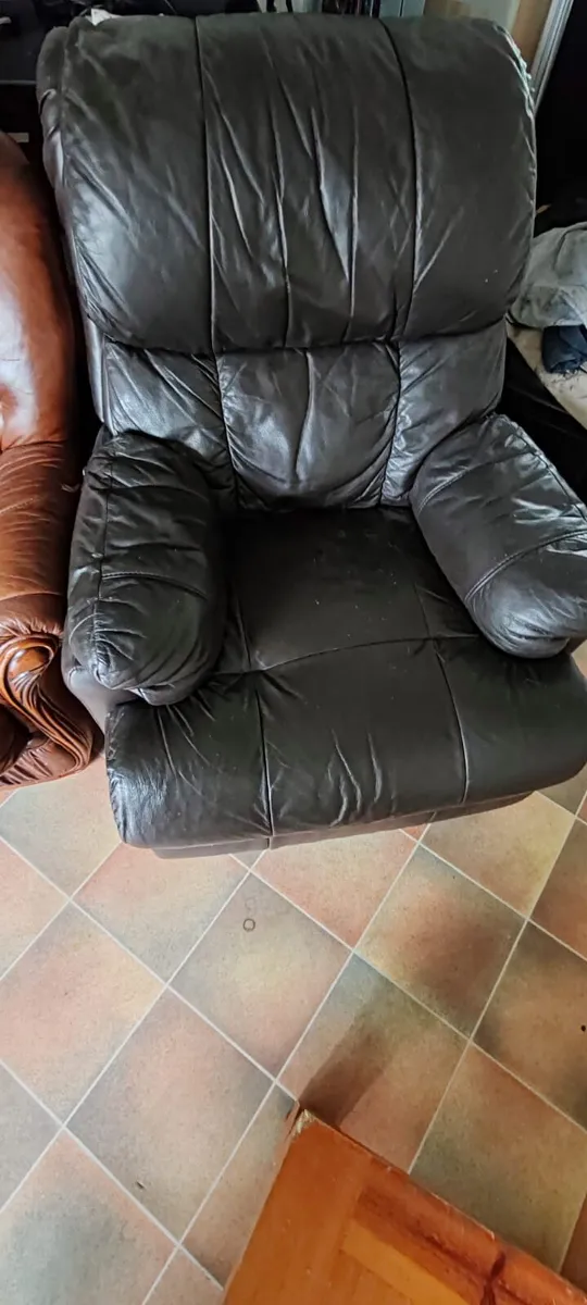 FREE recliner sofa and armchair - Image 3