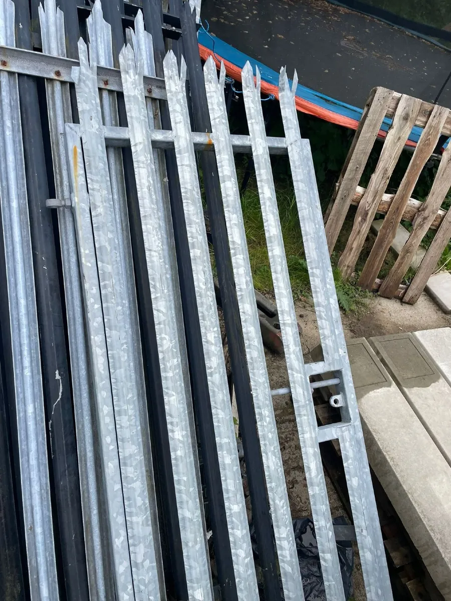 Security \Palisade Gate - Image 1