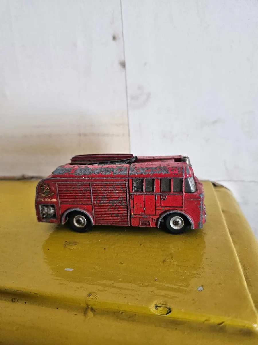 Dinky 1950's Fire Engine - Image 3