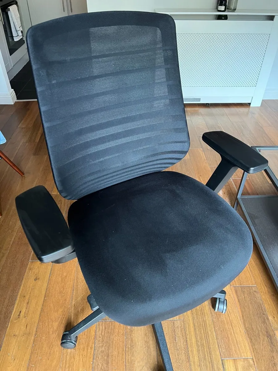 Ergonomic office chair with lumbar support - Image 1