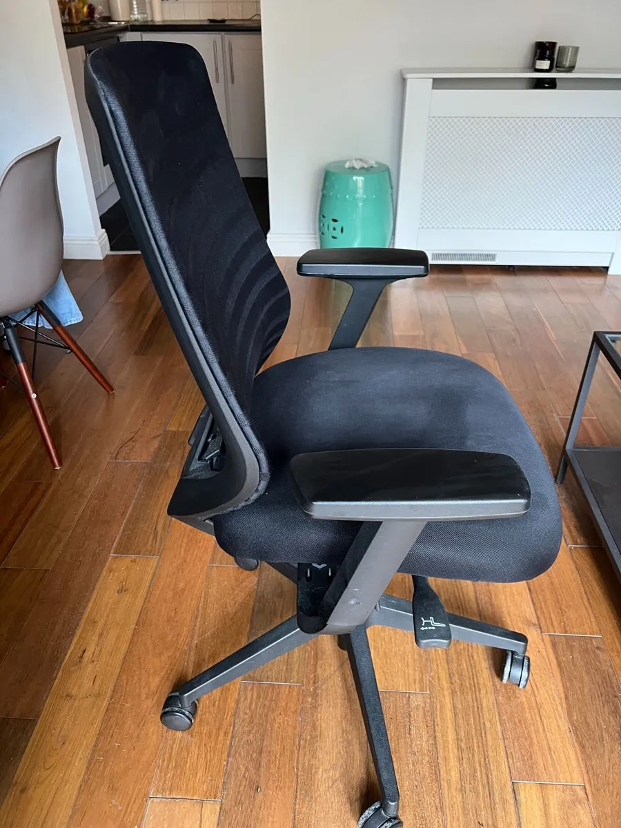 Ergonomic office chair with lumbar support - Image 2