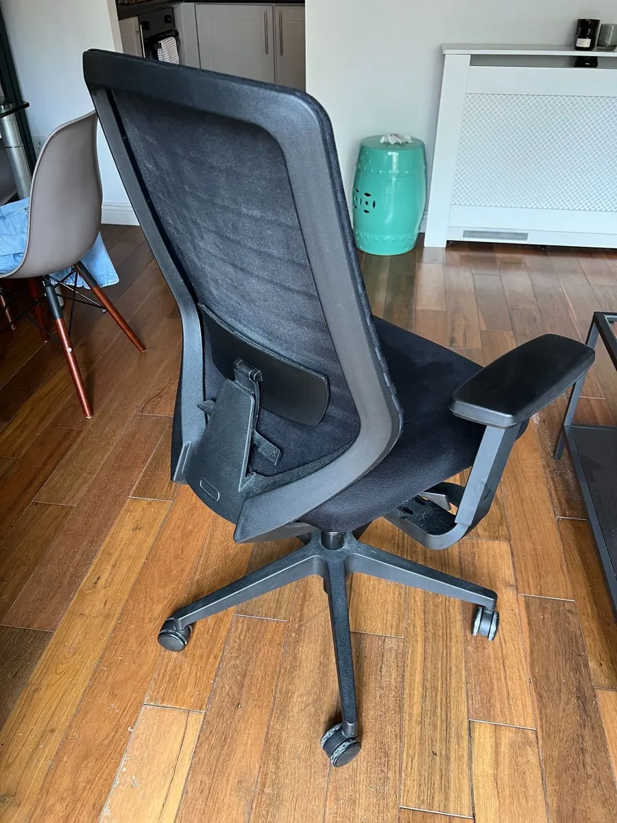 Ergonomic office chair with lumbar support - Image 3