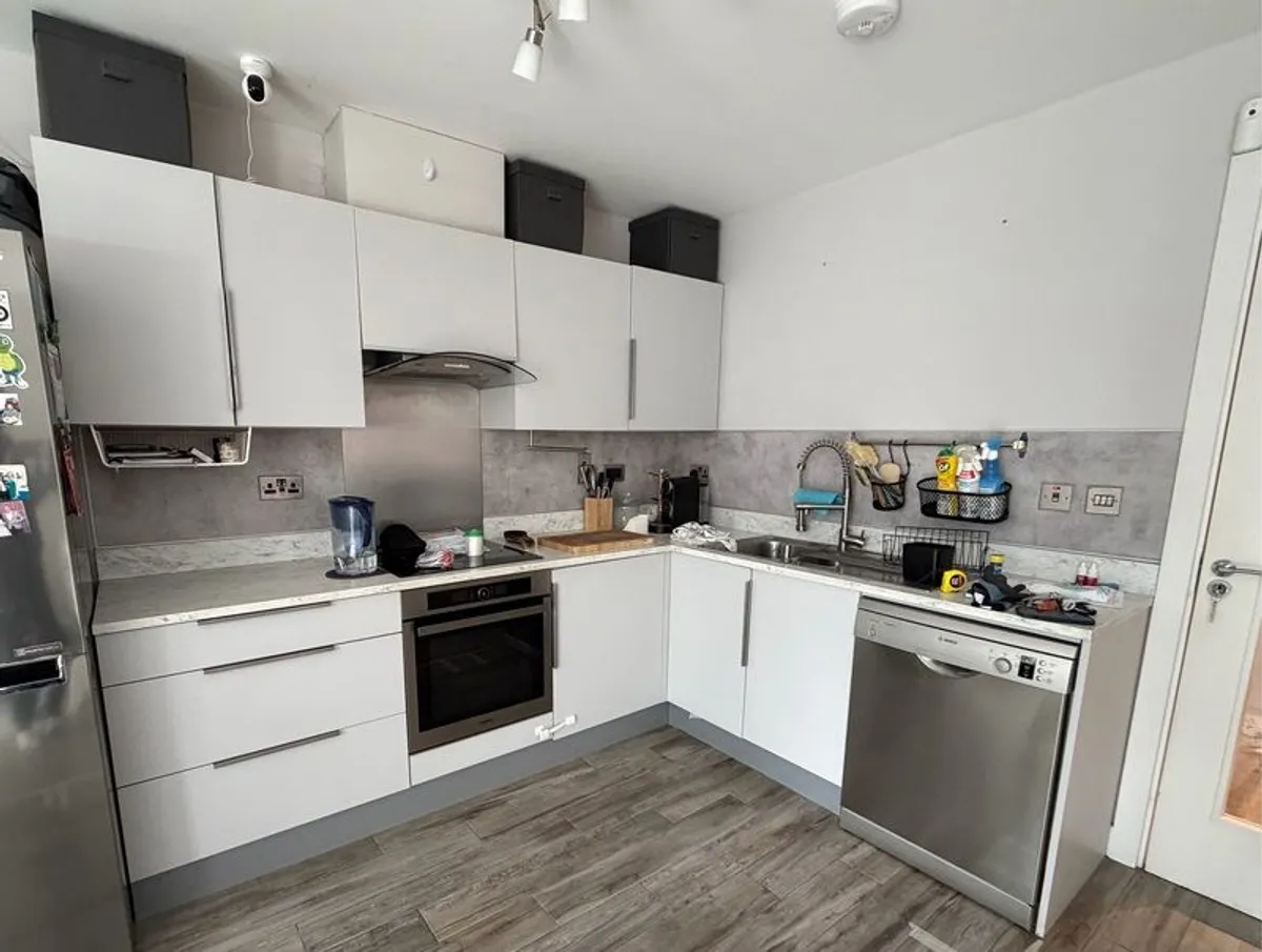 kitchen appliances: induction hob, incorporated oven, dishwasher and microwave - Image 1