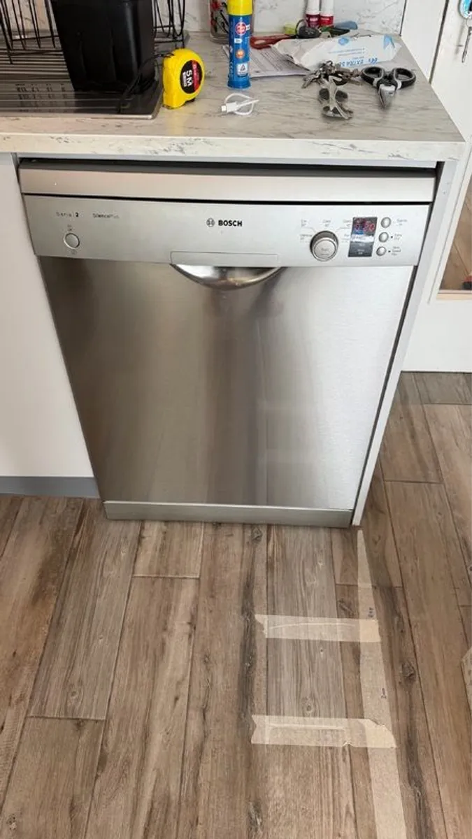 kitchen appliances: induction hob, incorporated oven, dishwasher and microwave - Image 2