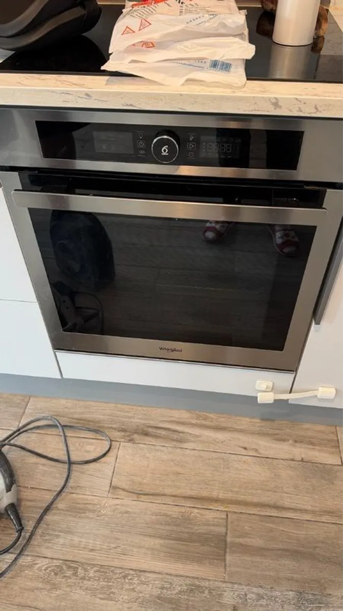 kitchen appliances: induction hob, incorporated oven, dishwasher and microwave - Image 3