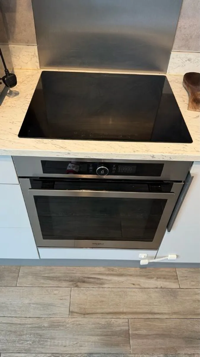 kitchen appliances: induction hob, incorporated oven, dishwasher and microwave - Image 4