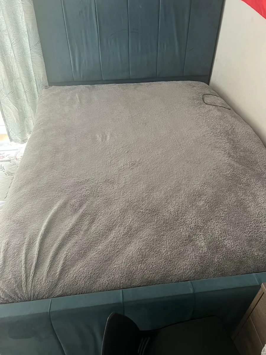 Bed - Image 1