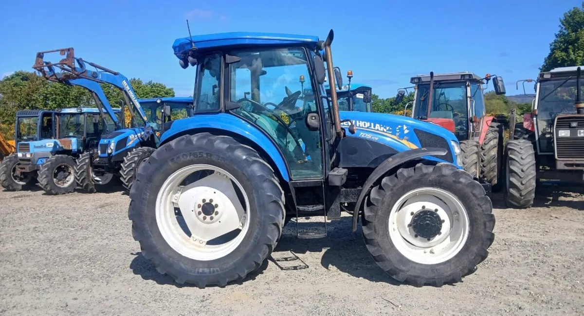 2017 New Holland TD5.105 - Image 2