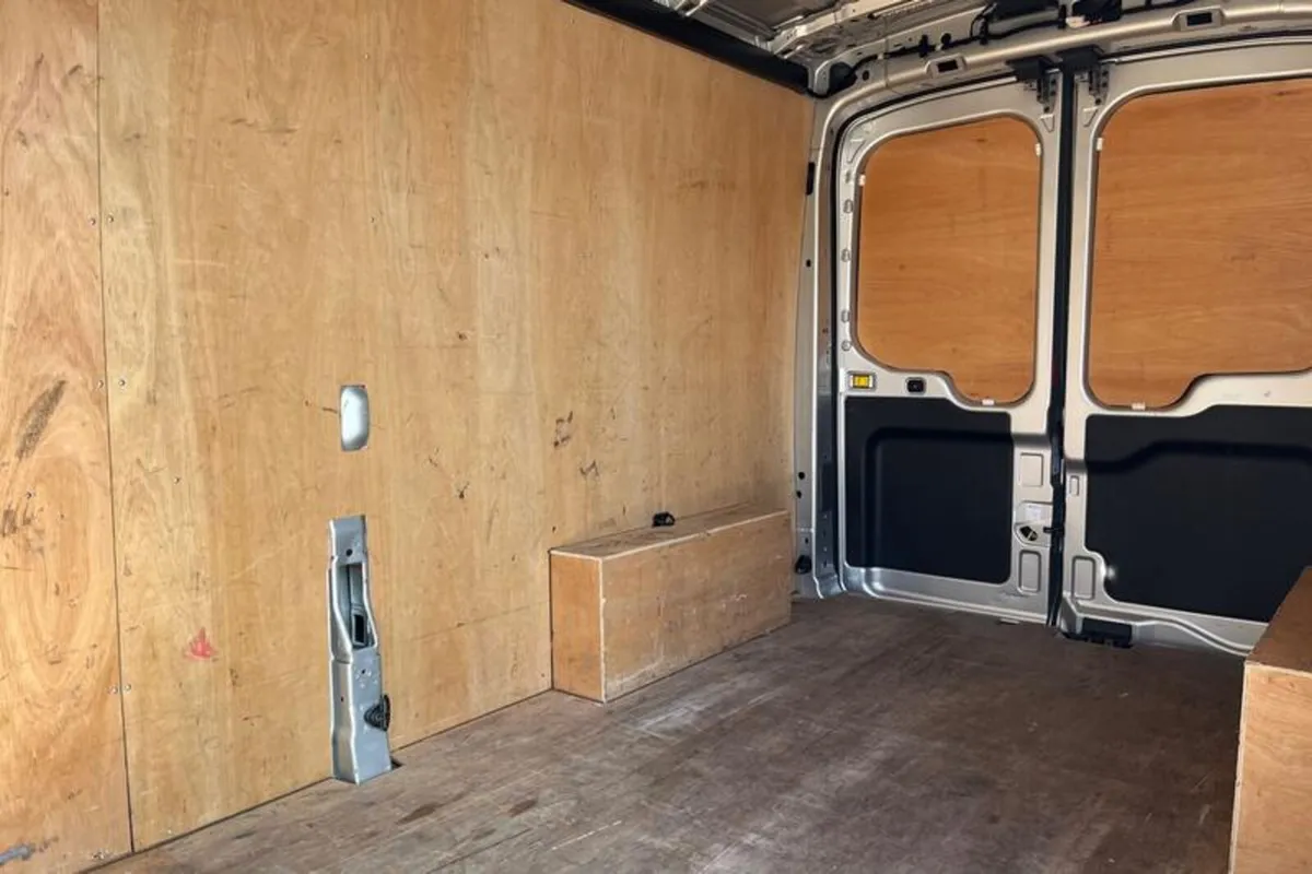 Ford Transit LIMITED - Image 4