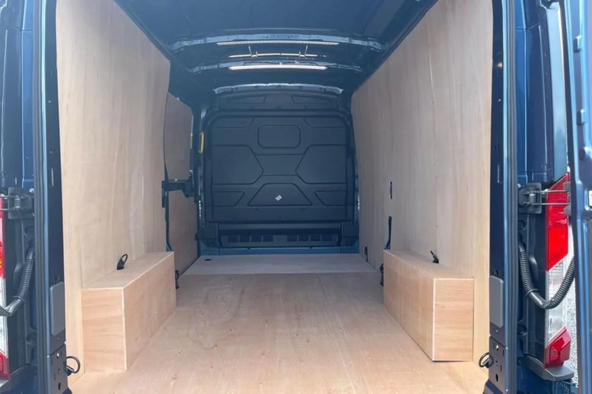 Ford Transit LIMITED - Image 4