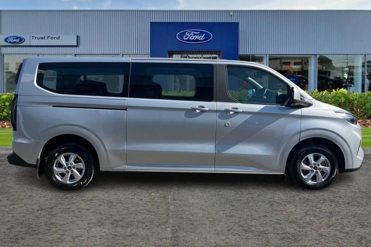 Ford Tourneo Custom 2.0 320 EcoBlue Zetec Minibus - Image 3