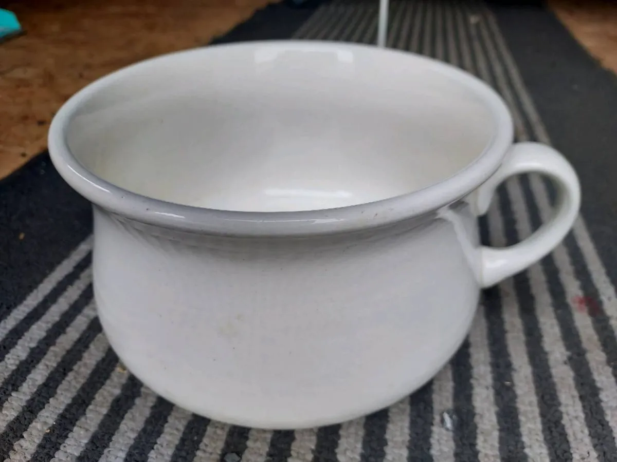 Vintage platter & porcelain pot - Image 3