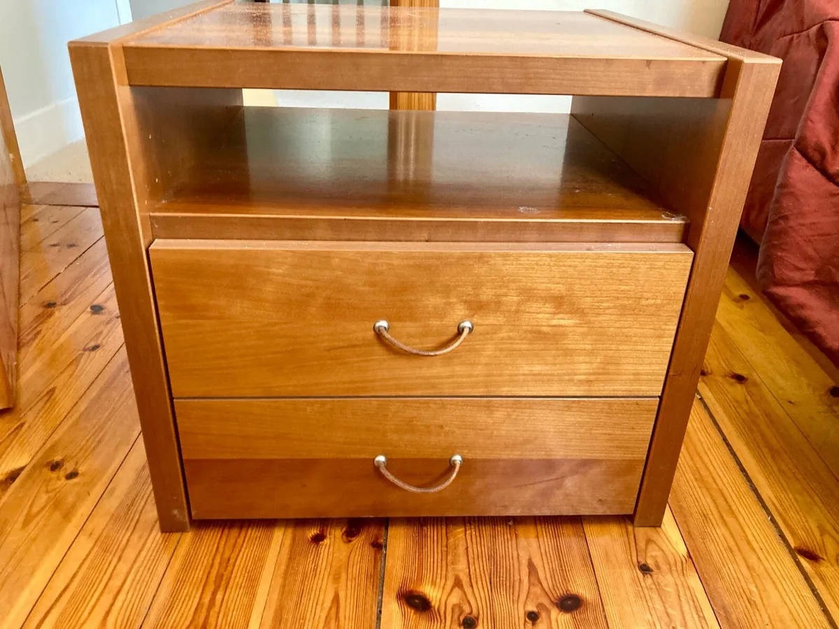 2 bedside tables