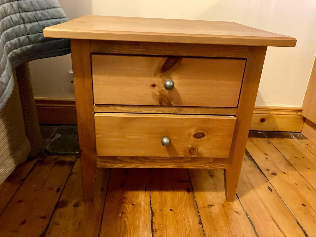2 bedside tables
