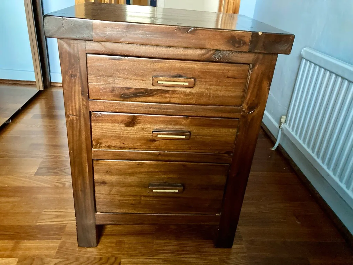 1 bedside table