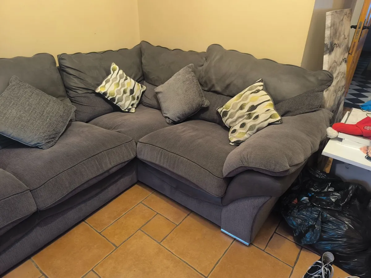 L shaped couch - Image 1