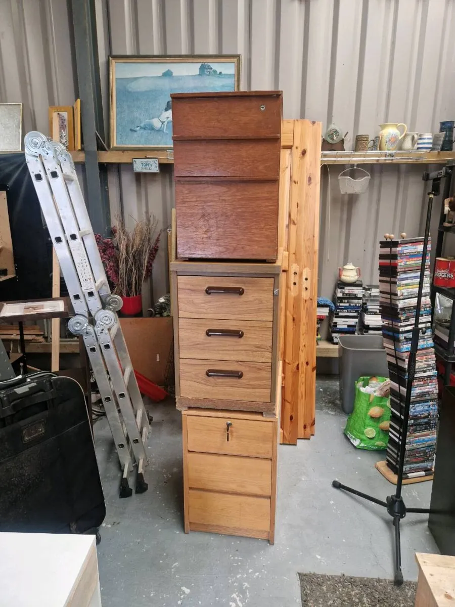 Locker desks