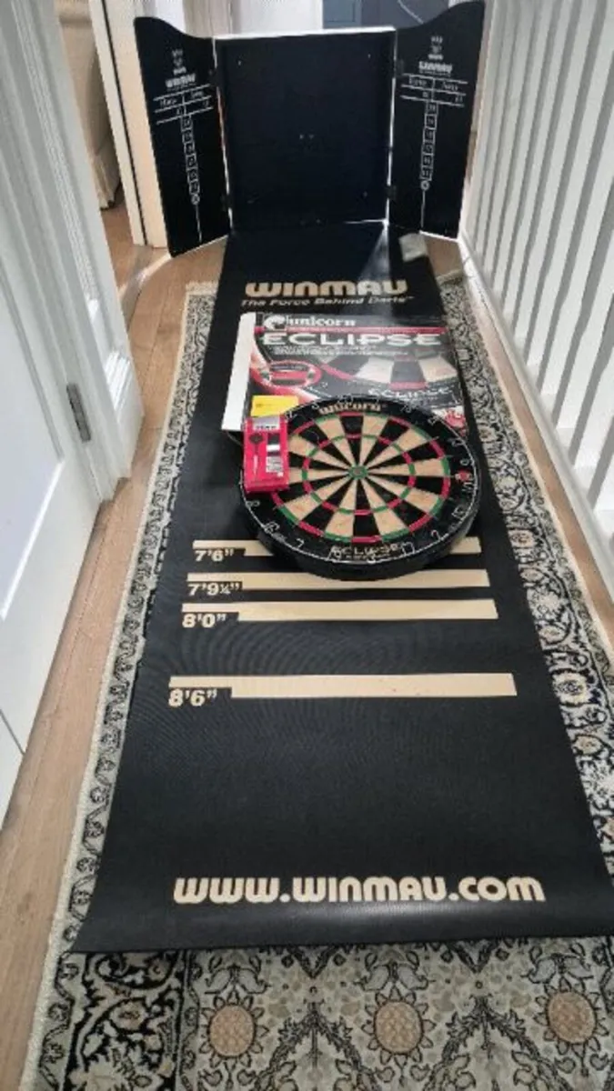 Darts board including darts,  score board & mat - Image 2