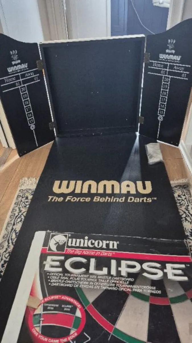 Darts board including darts,  score board & mat - Image 3