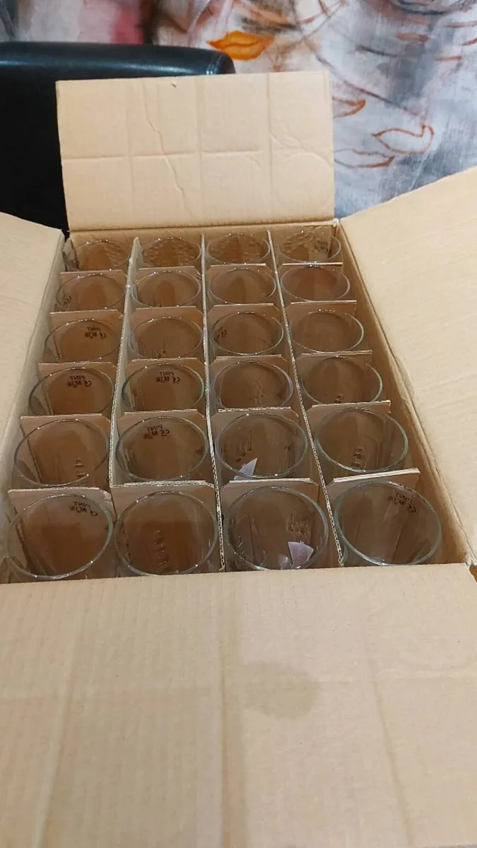 24 boxed New Budweiser Glasses - Image 4
