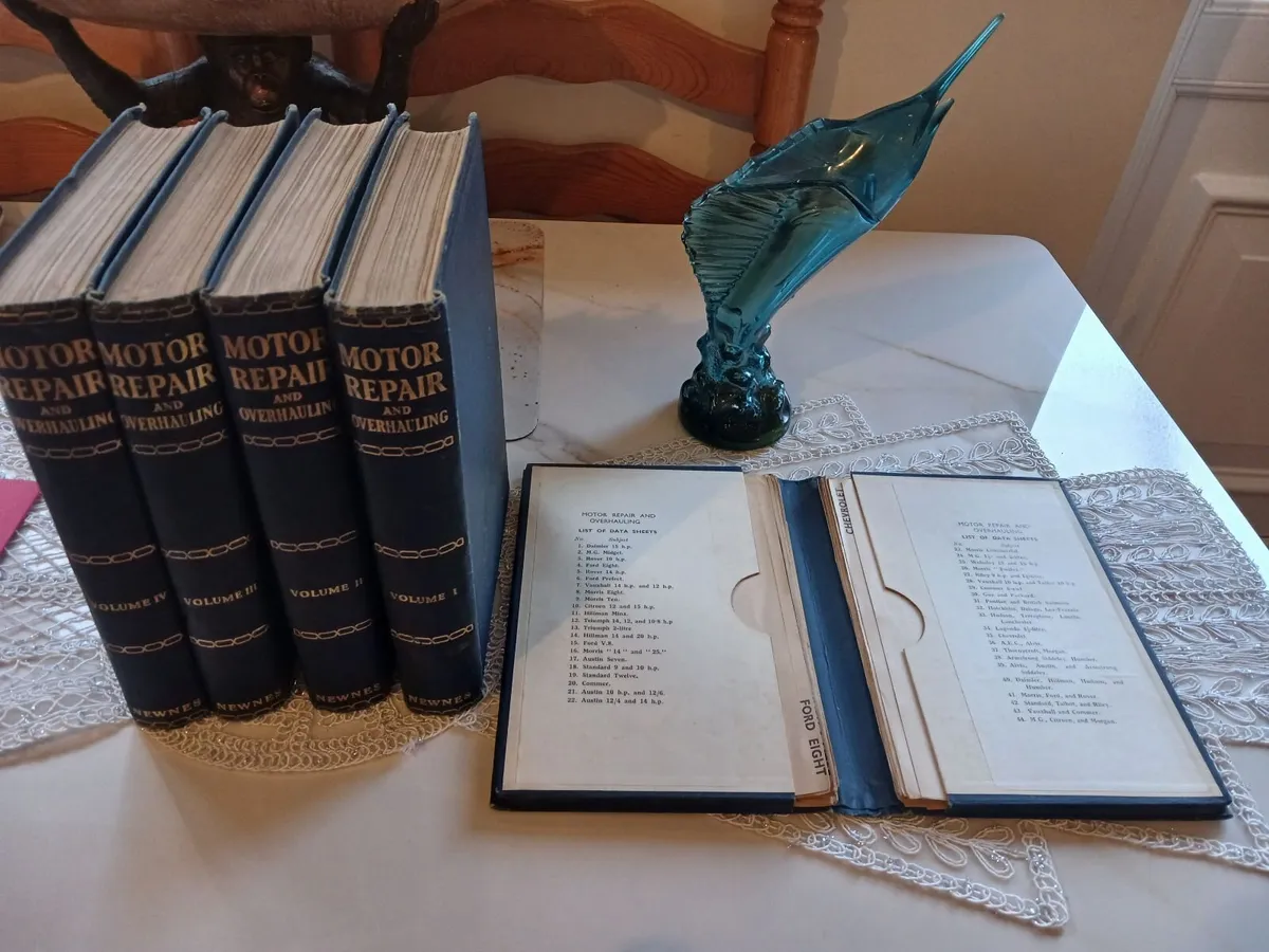 Books and stamps - Image 1