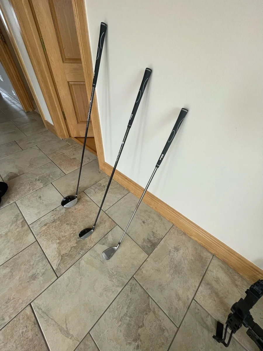 golf driver + 5 hybrid + sand wedge - Image 1
