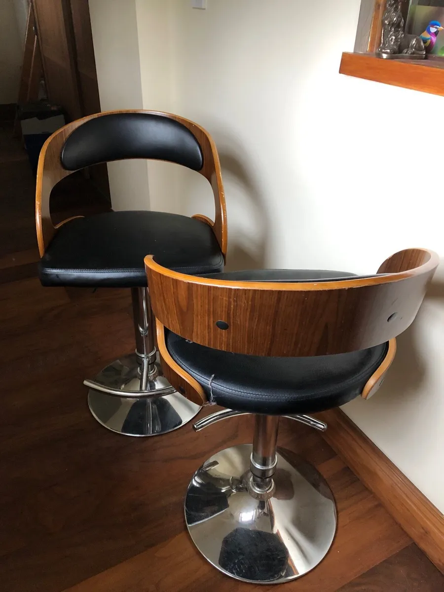 Two hydraulic bar stools - Image 1