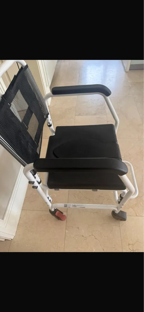 Commode chair with wheels - Image 2