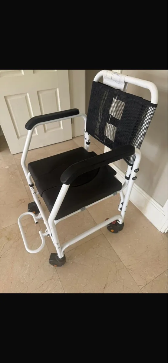 Commode chair with wheels - Image 4