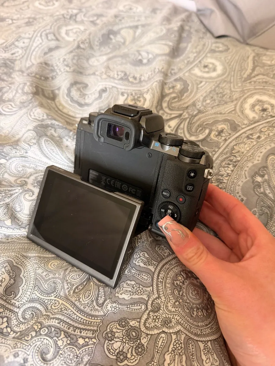 Canon EOS M5 - Image 1