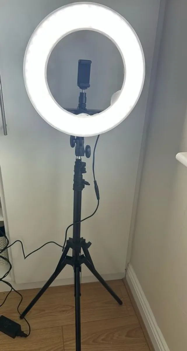 Ring Light with Tripod - 14'' LED - Neewer - Image 1