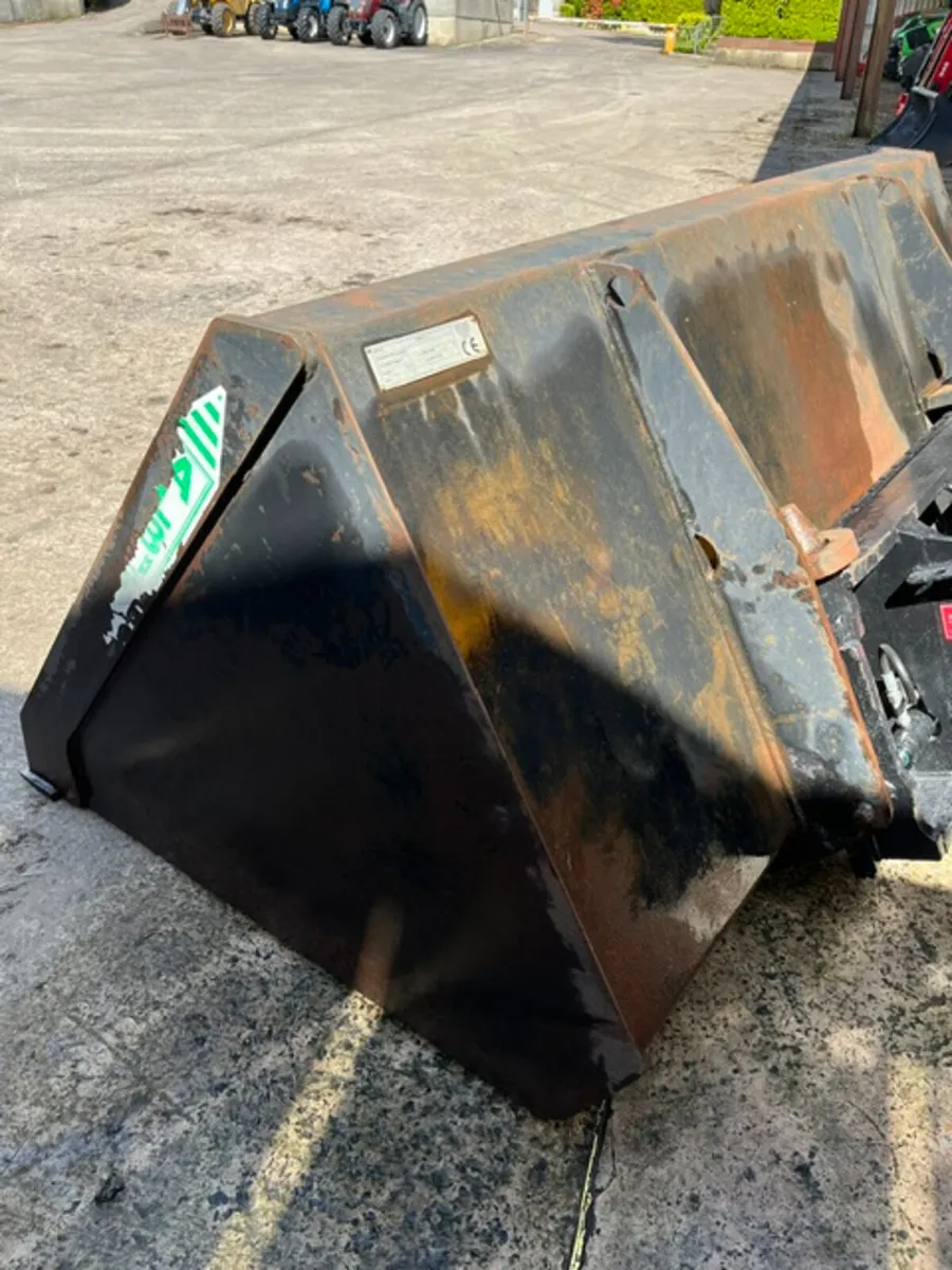 Albutt grain bucket c/w Matbro brackets - Image 2