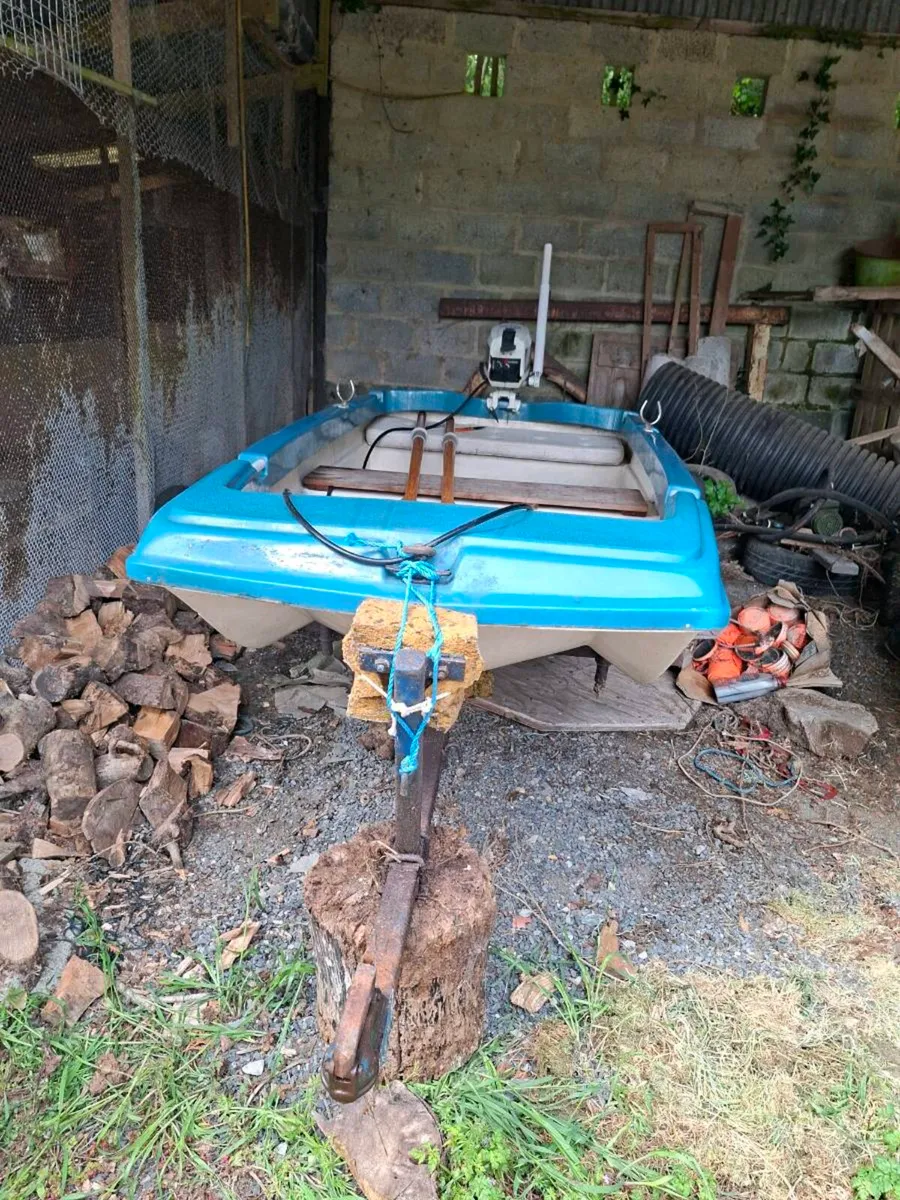 Small boat trailer / 4 hp engine - Image 1