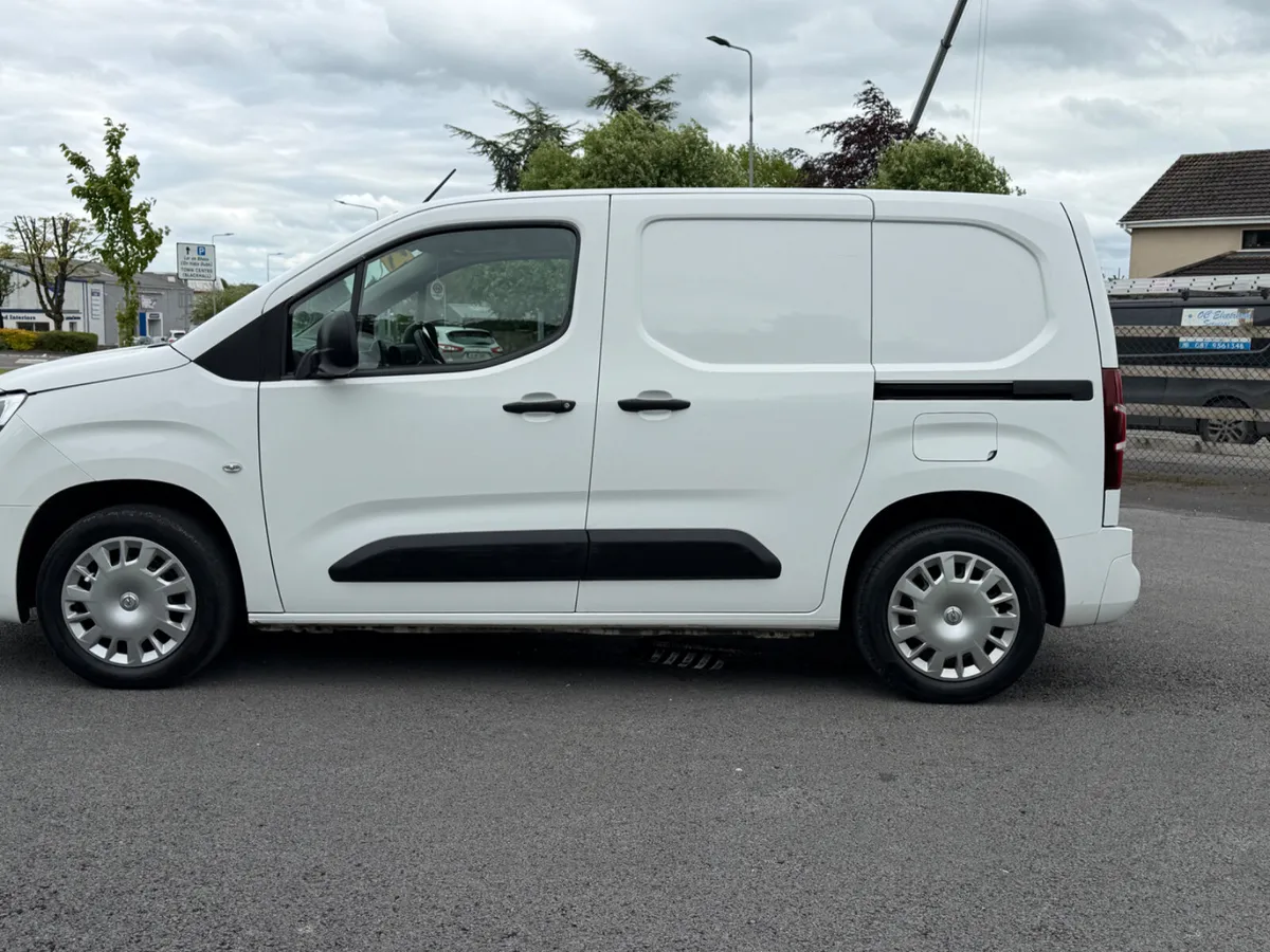 STUNNING TOP SPEC OPEL COMBO 3 SEATER - Image 4