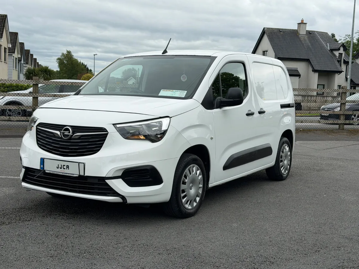 STUNNING TOP SPEC OPEL COMBO 3 SEATER - Image 3